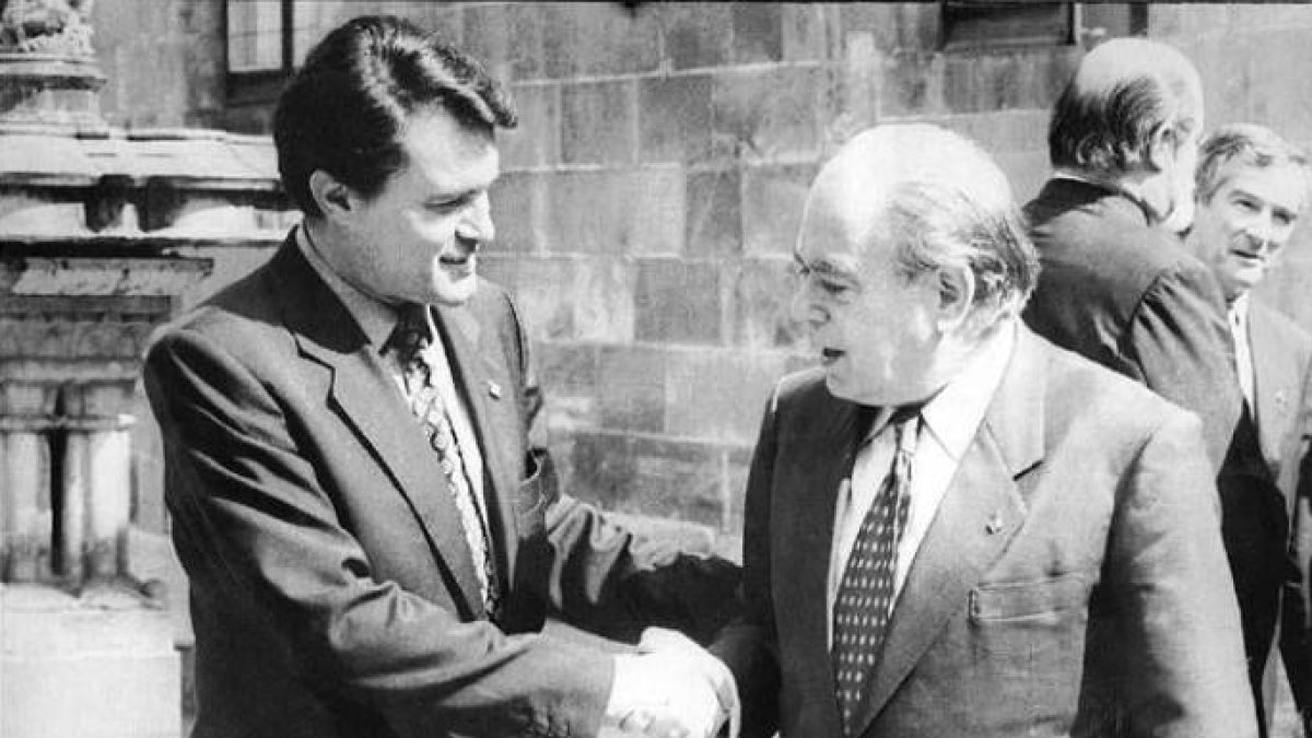 Mas, a los 30 años, saludando a su gran mentor, Jordi Pujol