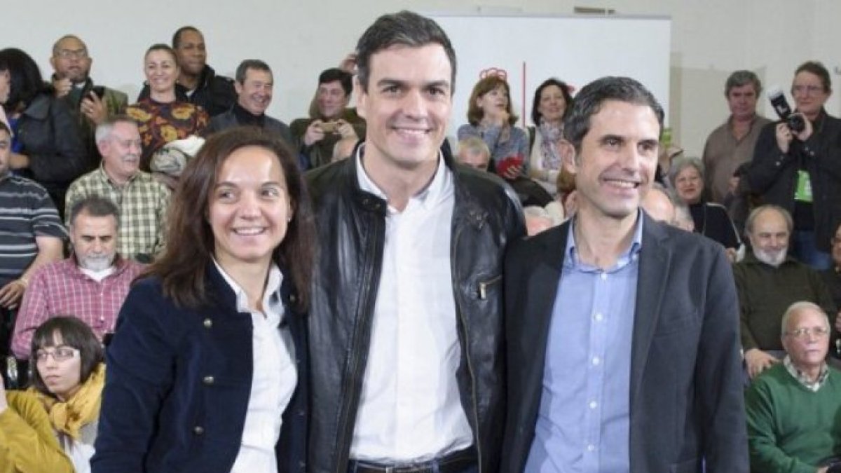 Pedro Sánchez, en el centro, con los dos dirigentes caídos en desgracia, alcaldes de Getafe y de Alcalá