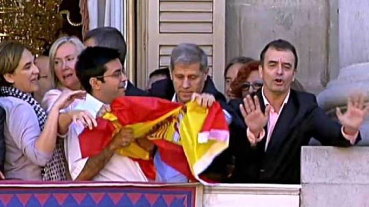 Pisarello y Colau, quitando la bandera de España del Ayuntamiento de Barcelona hace dos años