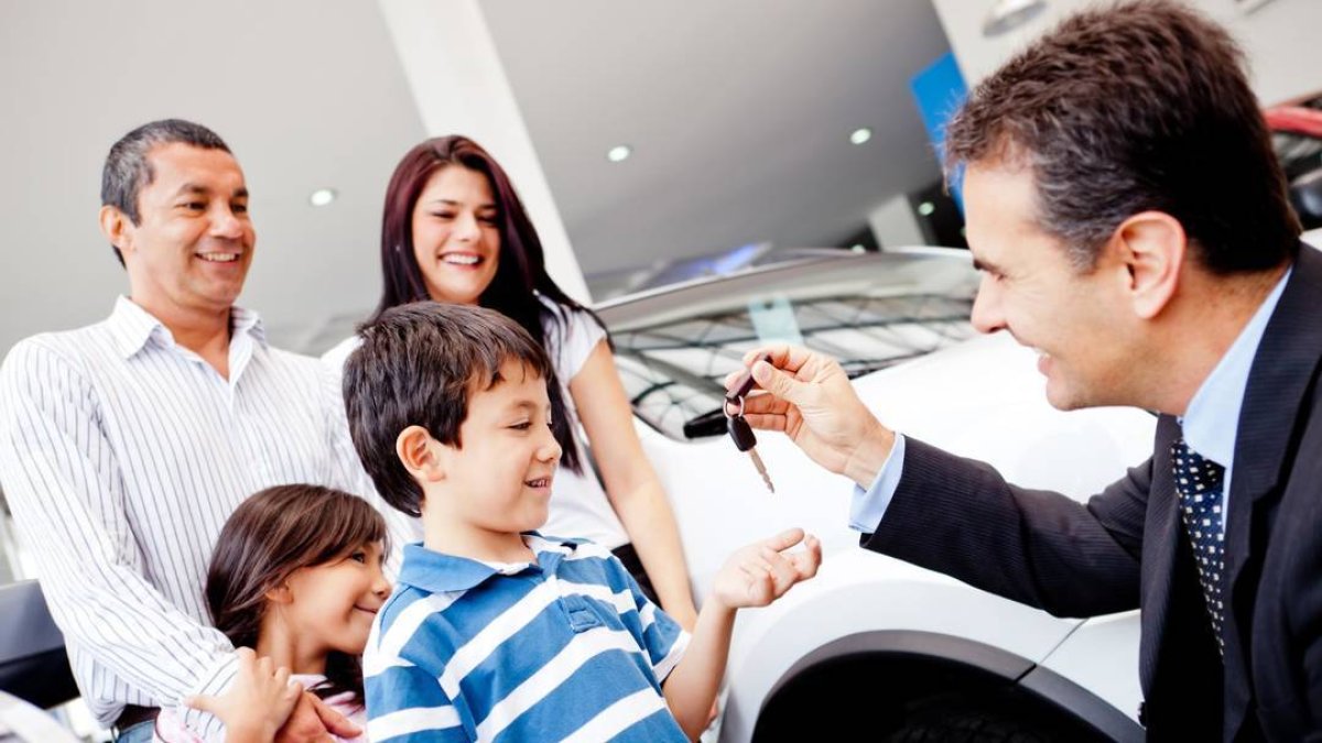 Familia Alquilando un coche