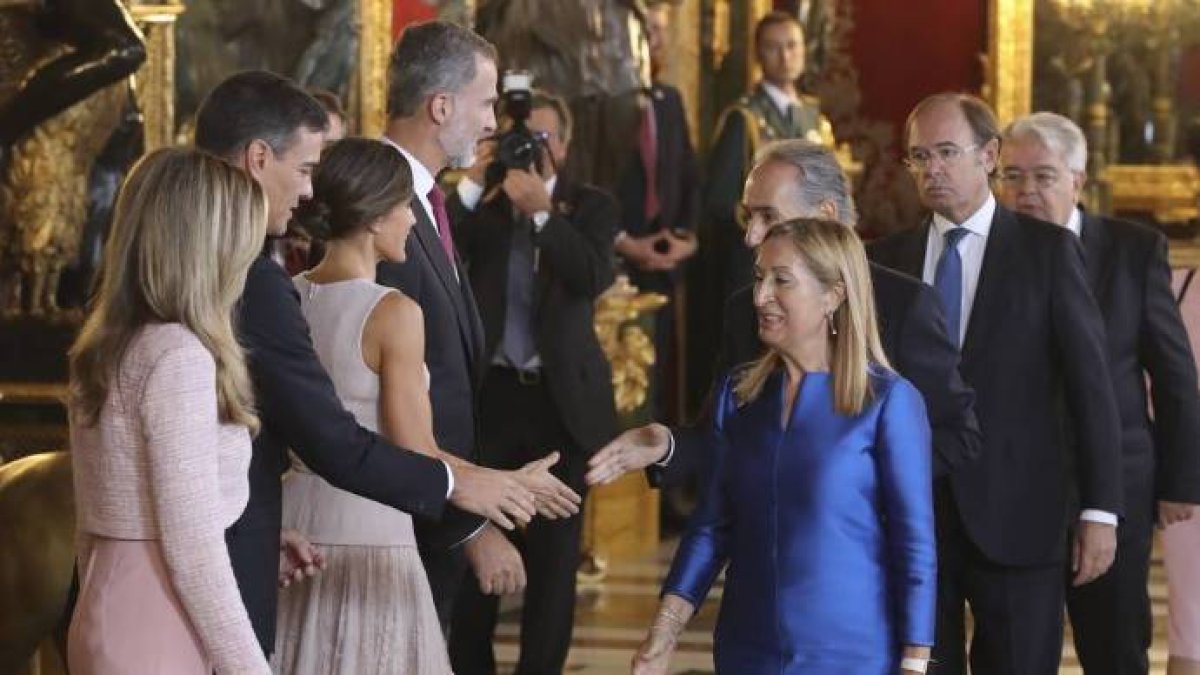 La mueca de perplejidad de Pastor y doña Letizia dando la espalda