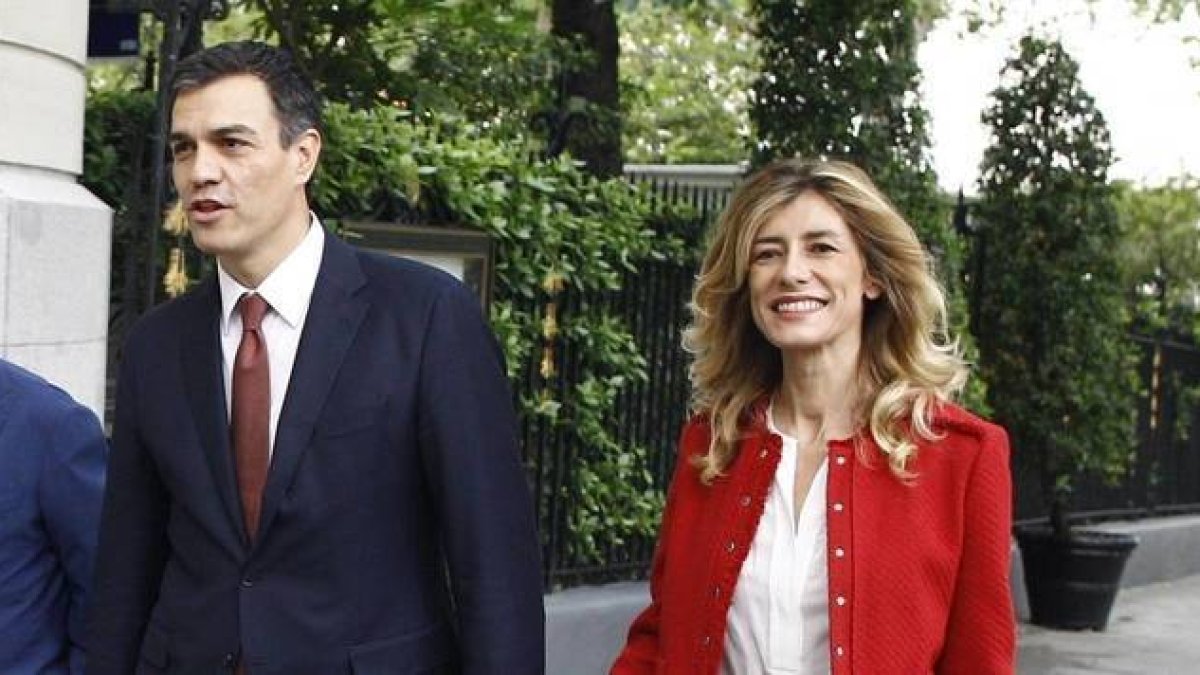 Pedro Sánchez y Begoña Gómez acudiendo a un acto.