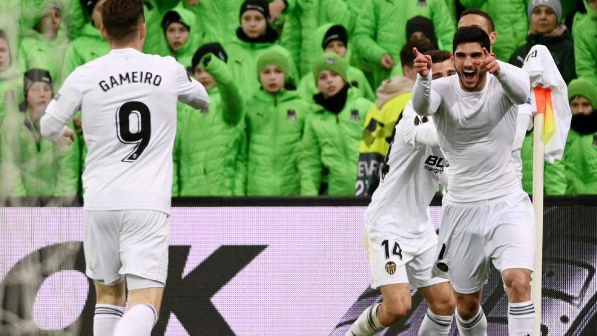 Guedes celebra un tanto para la historia