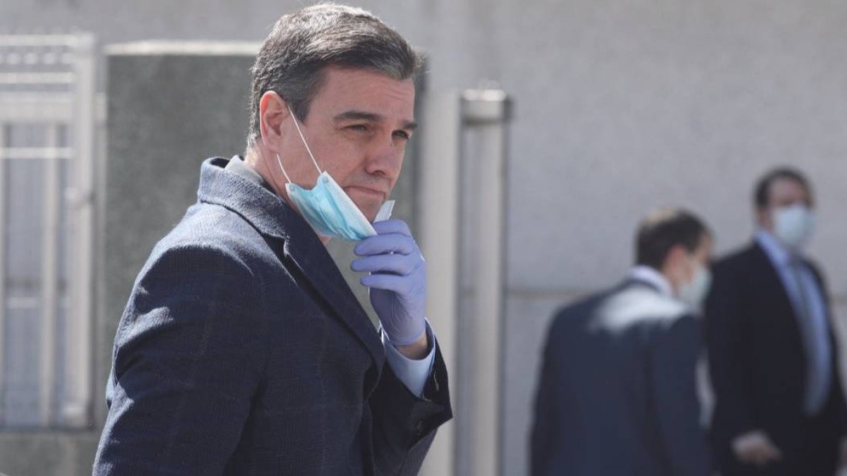 Sánchez, durante su visita a una fábrica de respiradores, se dispone a hablar a la prensa.