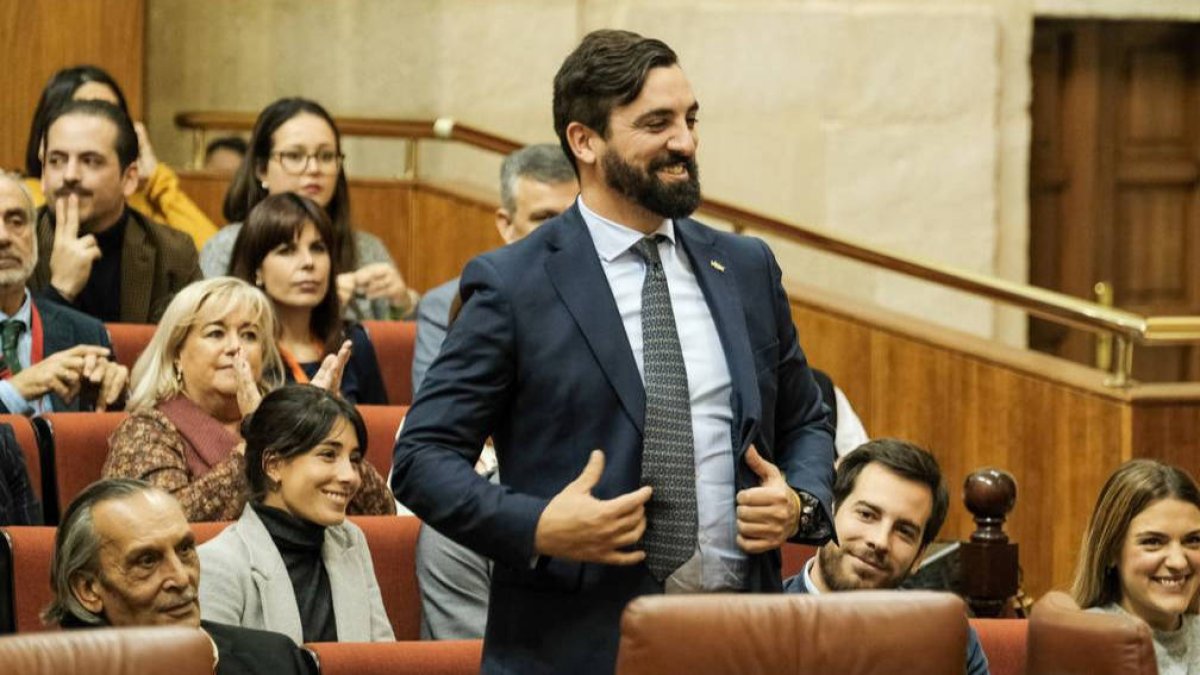 Abascal tiene un 'gemelo' en Vox y es senador y esposo de una reina de la moda