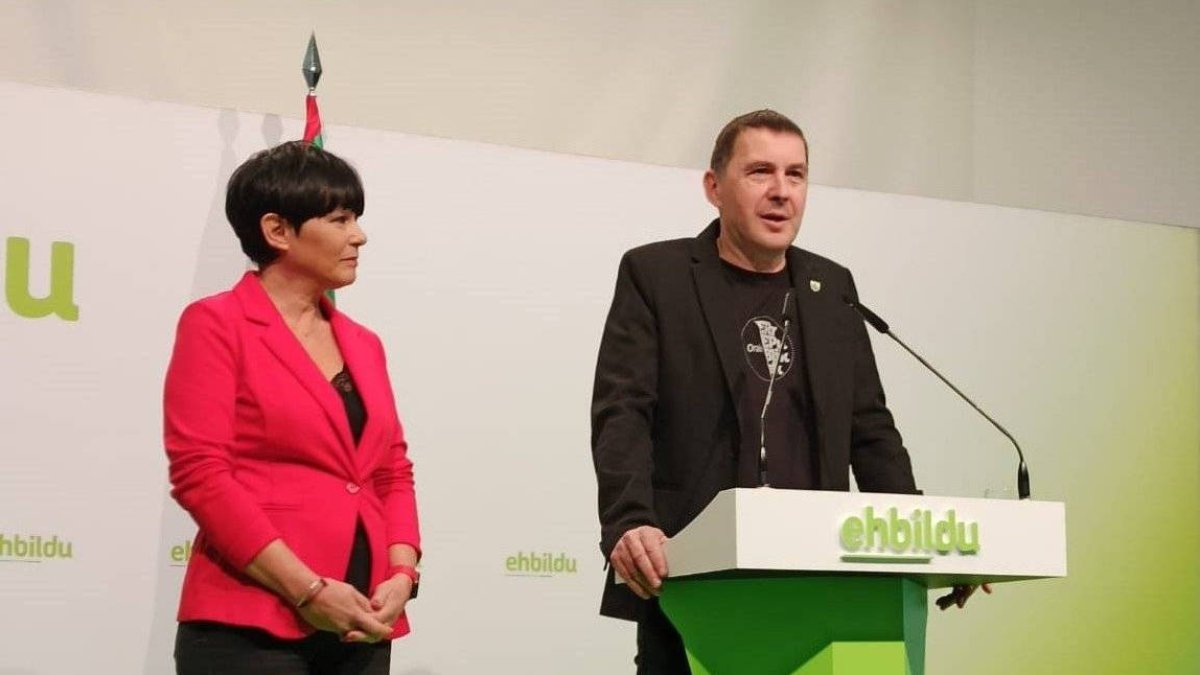 Maddlen Iriarte y su jefe de filas, Arnaldo Otegi.