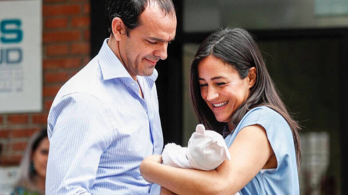 Begoña Villacís y Antonio Suárez-Valdés, con la tercera hija de ambos, tras el nacimiento de ésta última.