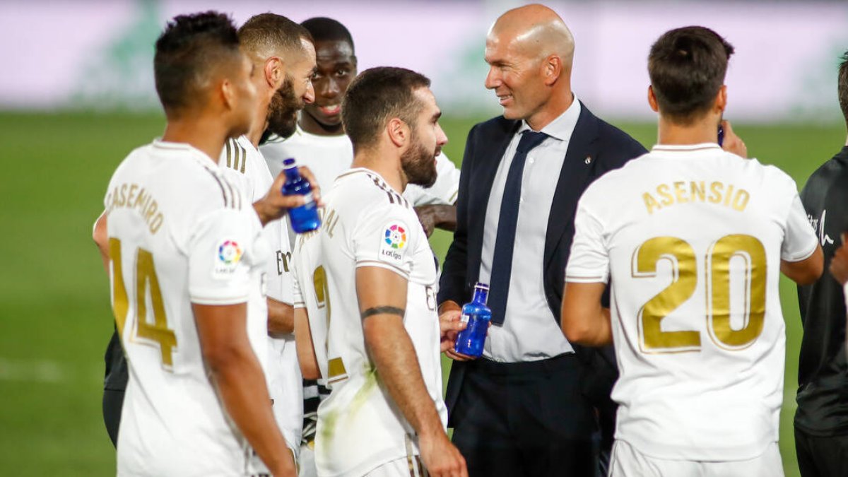 Los jugadores del Real Madrid rodean a Zidane en un encuentro de la pasada temporada.