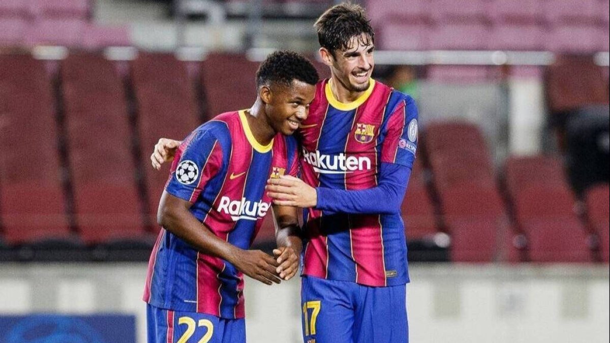 Ansu Fati celebra con Trincao uno de los goles del internacional español.