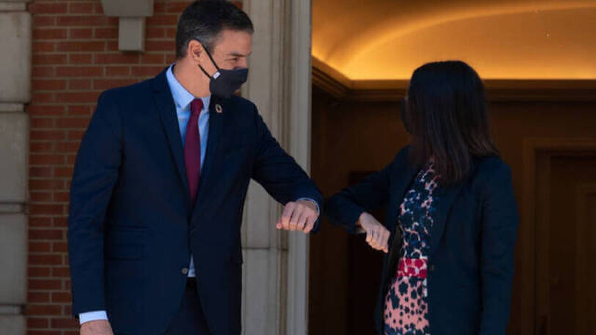 Pedro Sánchez, recibiendo en Moncloa a Inés Arrimadas.