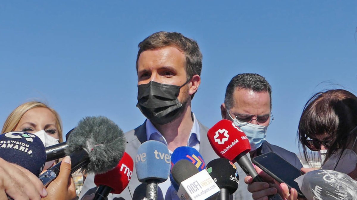 Pablo Casado, este sábado, en el muelle de Arguineguín.