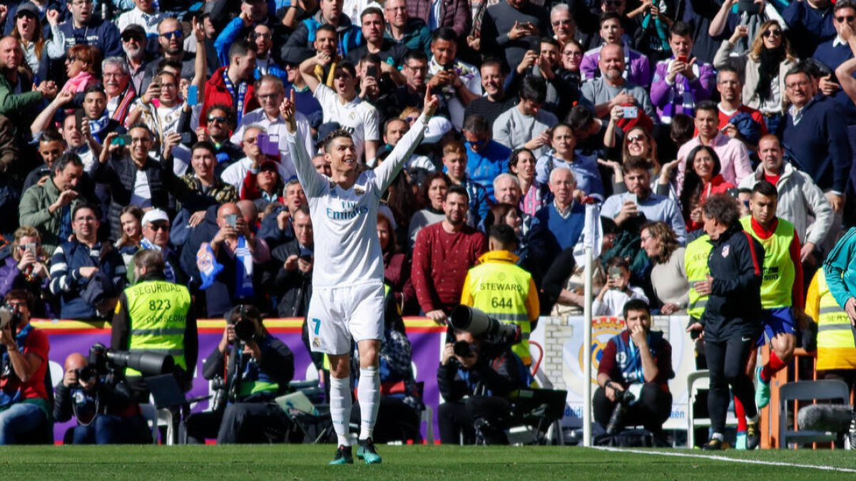 Cristiano Ronaldo, celebrando uno de sus goles que consiguió vistiendo la camiseta del Real Madrid.