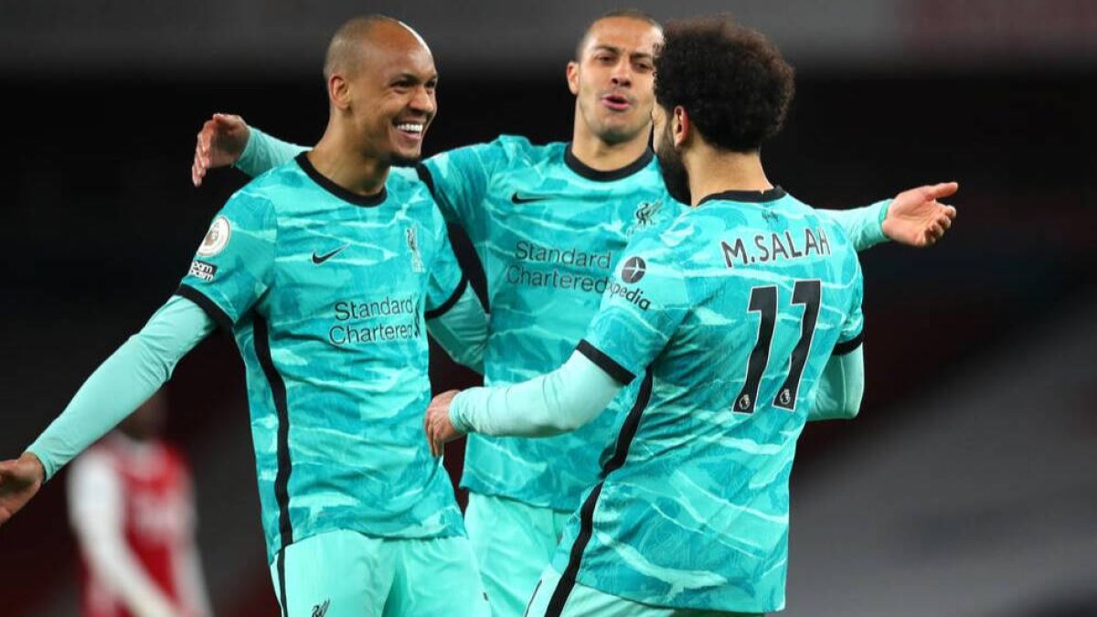 Fabinho, Thiago y Salah, celebrando un gol con el Liverpool.