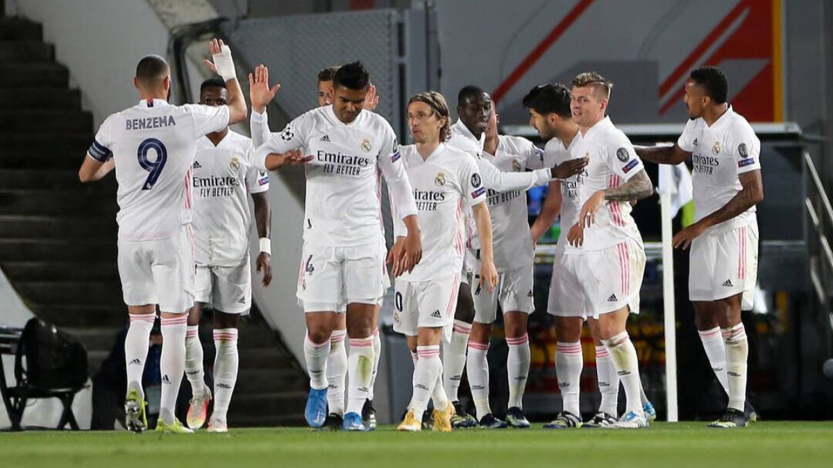 Piña de los jugadores del Real Madrid al celebrar uno de los goles marcados ante el Liverpool.