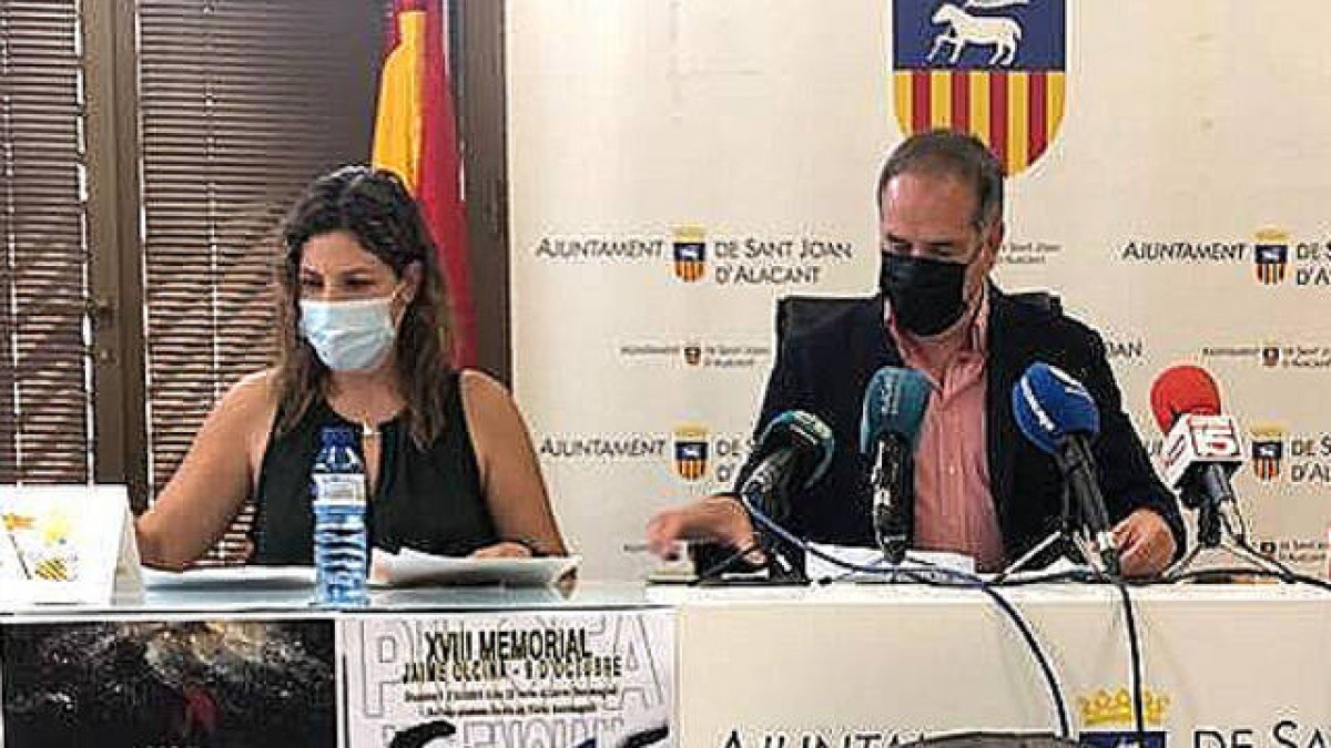 El alclade de Sant Joan, Santiago Román, y la concejala de Cultura, Esther Donate, durante la presentación de las actividades del 9 d'Octubre