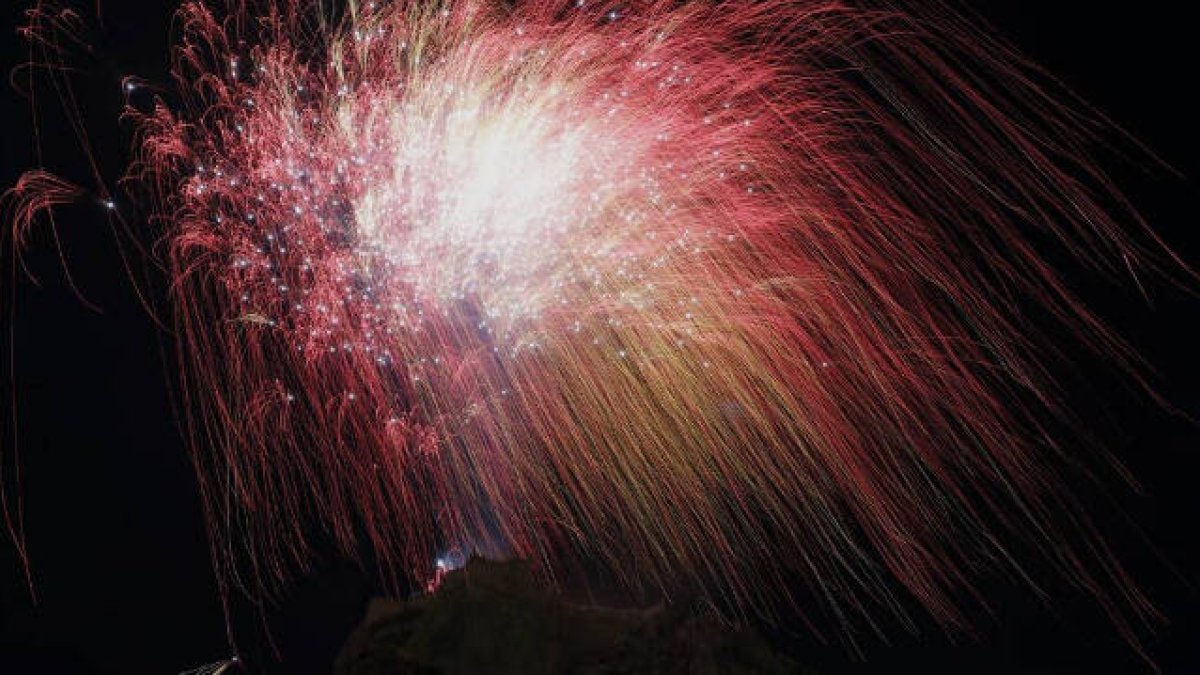 La palmera de fuegos artificiales ha iluminado el cielo con los colores de la bandera de España