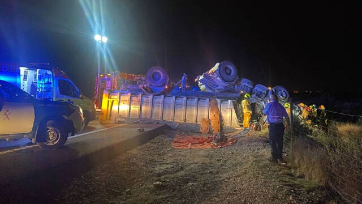 Los bomberos tuvieron que rescatar el cadáver del conductor que quedó atrapado en la cabina