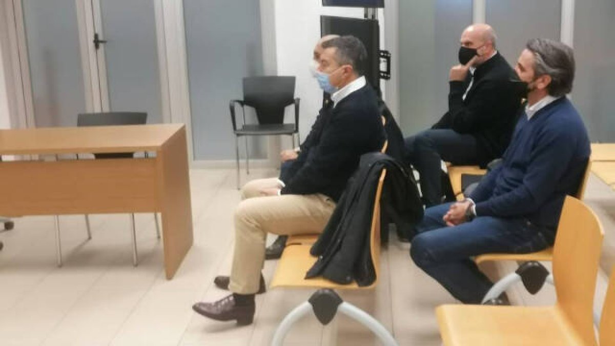 El exvicealcalde de Alicante, Andrés Llorens, junto otros tres acusados en el caso