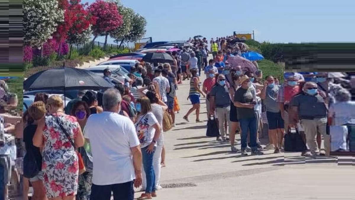 Más de mil personas a la vez han coincidido en la cola del vacunódromo alicantino, a pleno sol y con más de 30º de temperatura