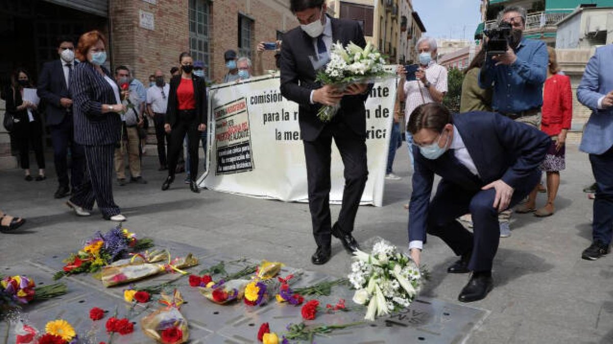 Ximo Puig y Luis Barcala durante la ofrenda de flores a las víctimas del bombardeo del Mercado Central de Alicante