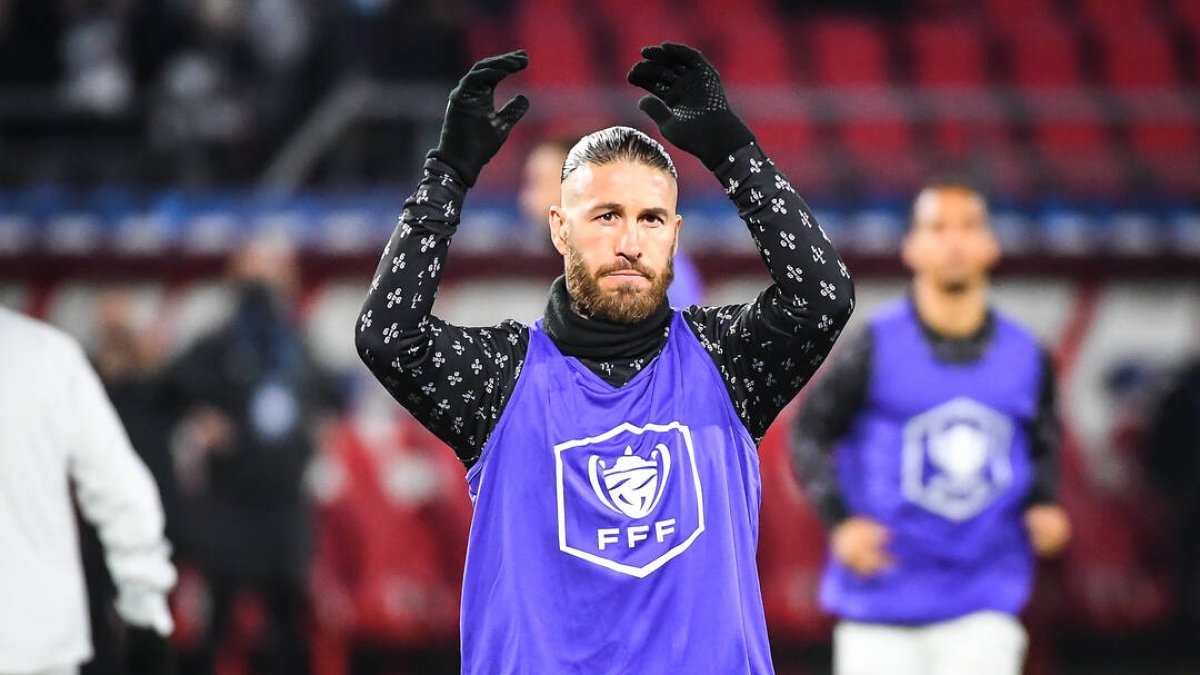 Sergio Ramos calentando durante un partido con el PSG esta temporada.