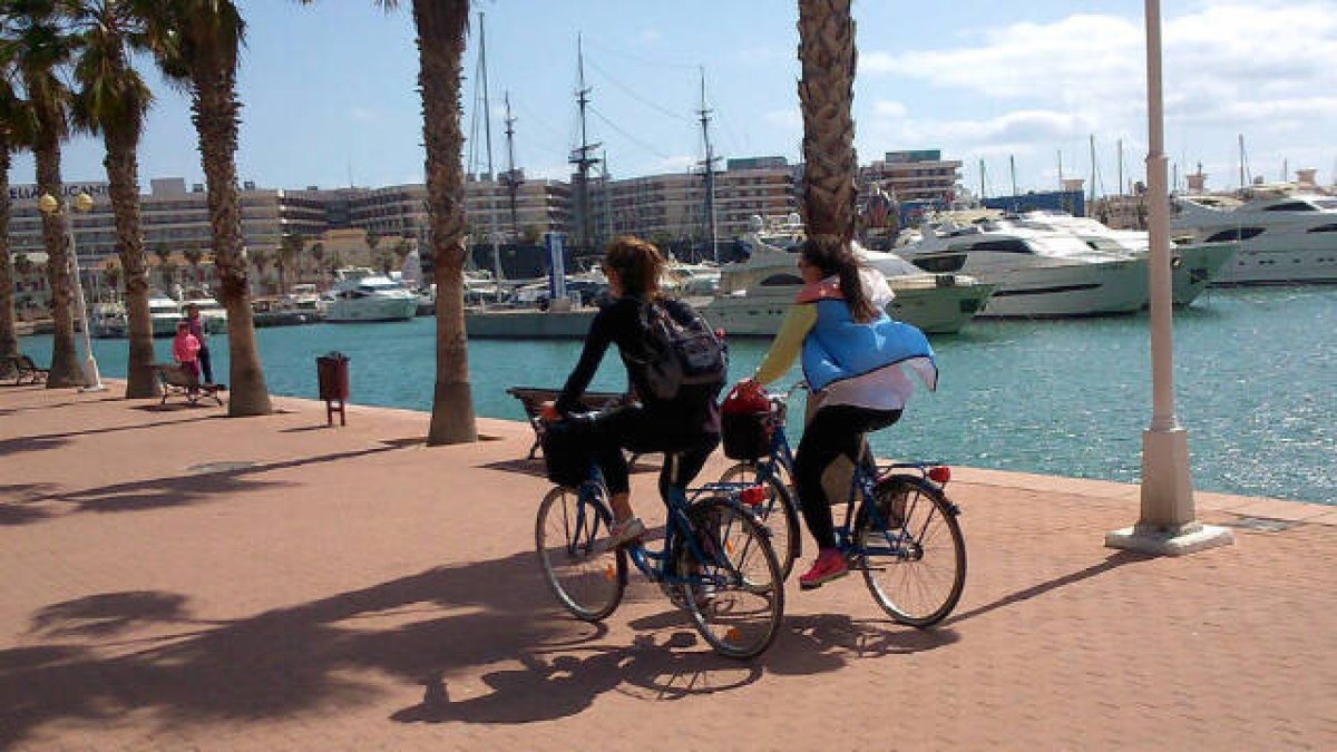 Cicloturistas por el puerto deportivo de Alicante / Foto: Alicante Cicloturismo