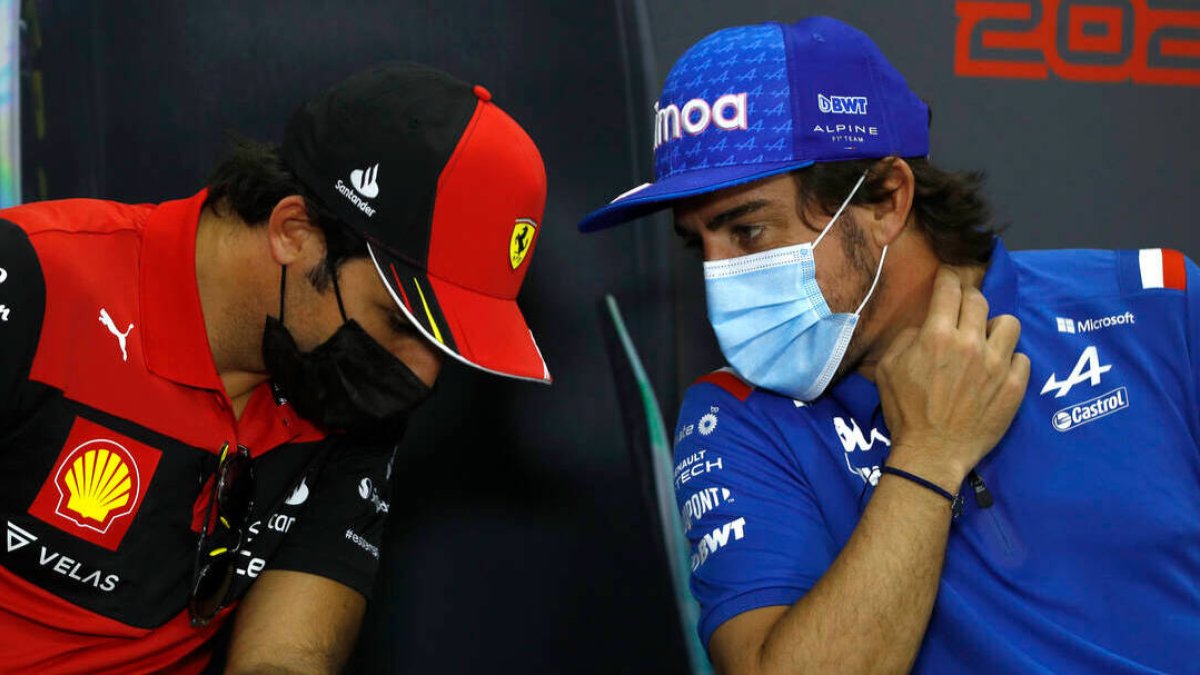 Carlos Sainz y Fernando Alonso, conversando durante los entrenamientos en Bahrein.