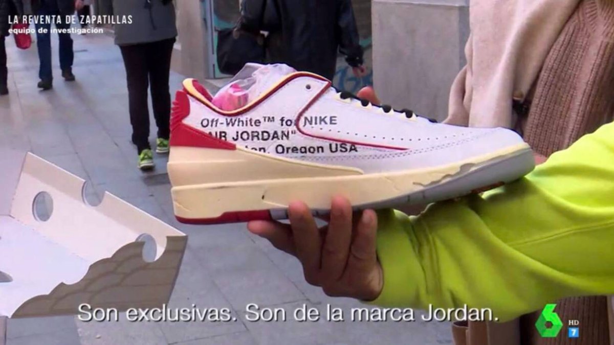 Un joven sostiene un modelo de zapatillas exclusivas de 220 euros (Atresmedia)