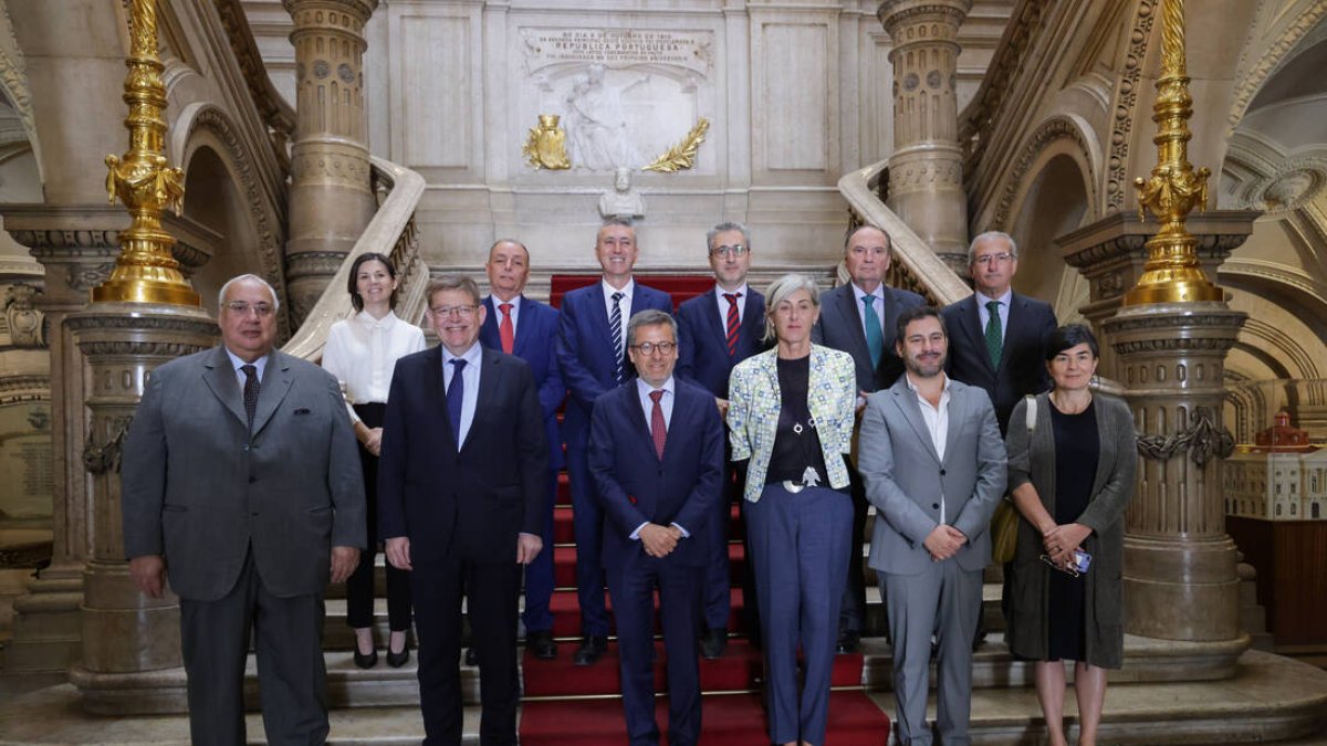 Ximo Puig, Rafa Climent y Arcadi España durante su visita a Portugal con autoridades portuguesas - GVA