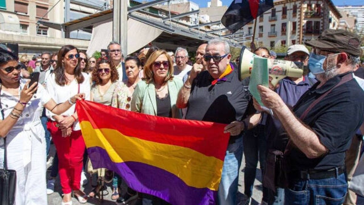 La subdelegada del Gobierno, Araceli Poblador, en el centro de la fotografía