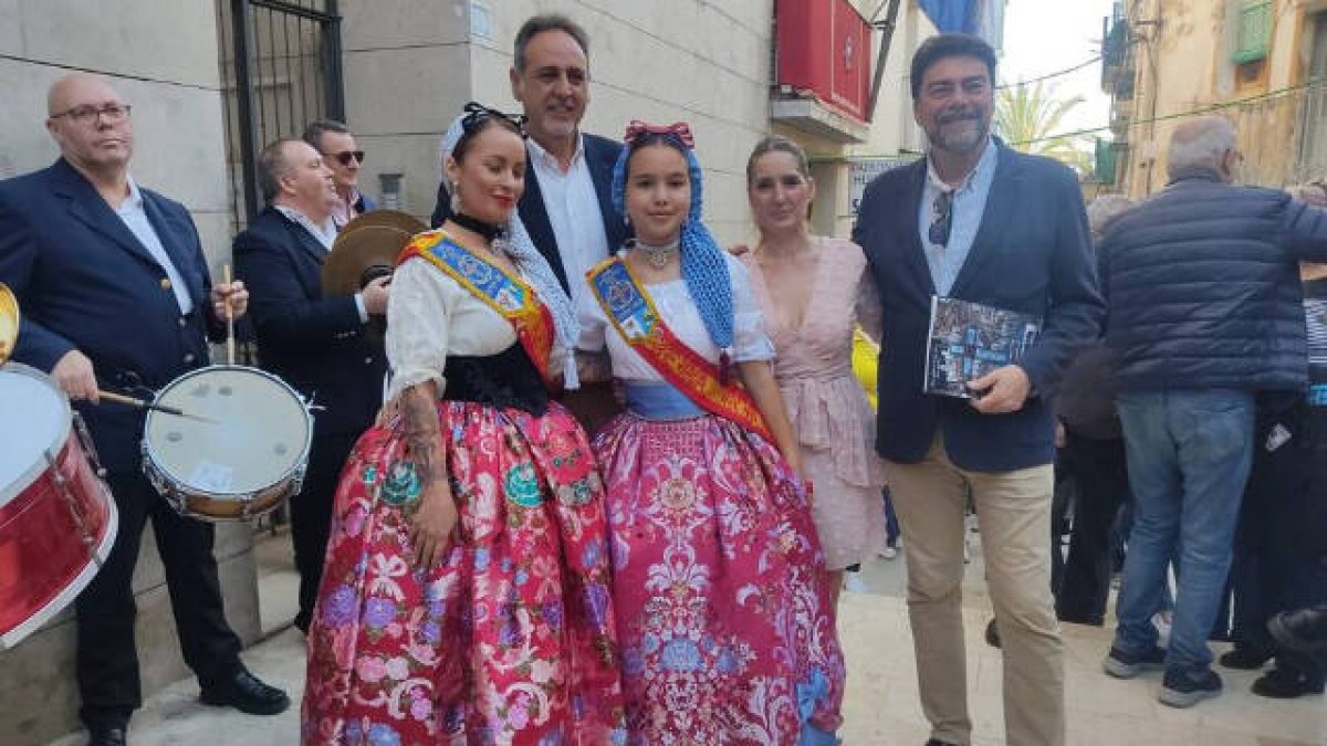 El alcalde Luis Barcala y el concejal de Fiestas Manolo Jiménez en Santa Cruz