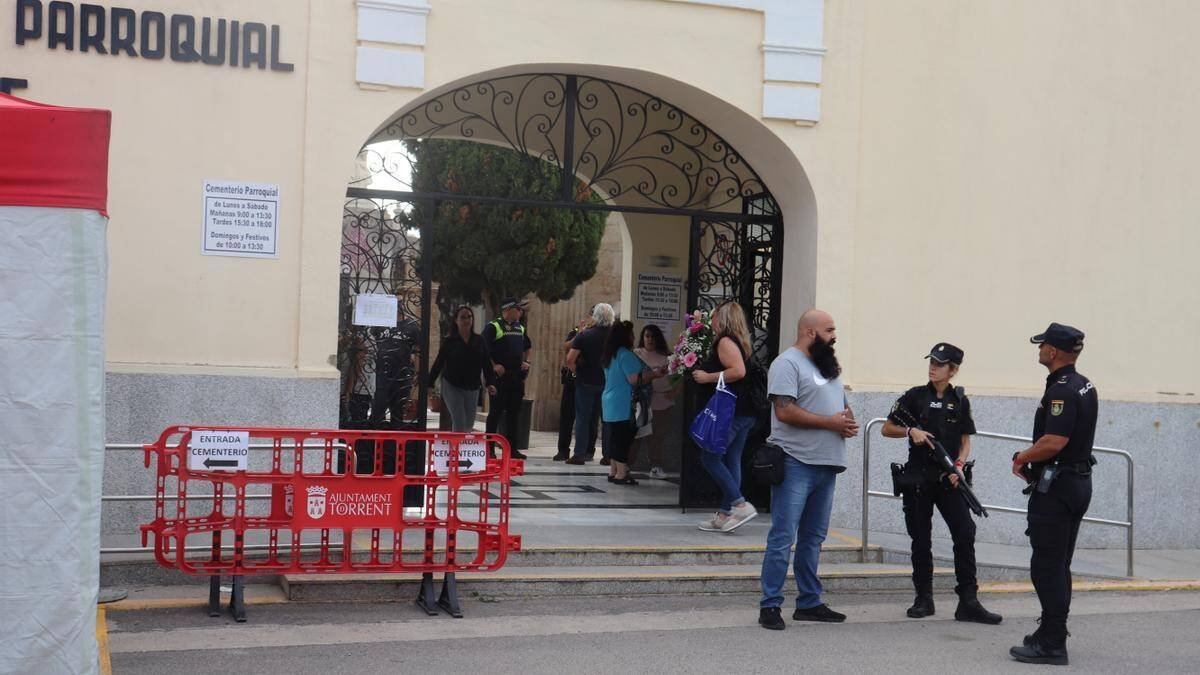 Policía Nacional en la entrada del cementerio de Torrent.