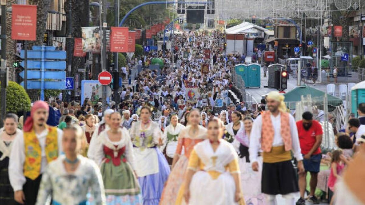 La Entrada de Bandas inunda las calles de Alicante de ‘emoción contenida’