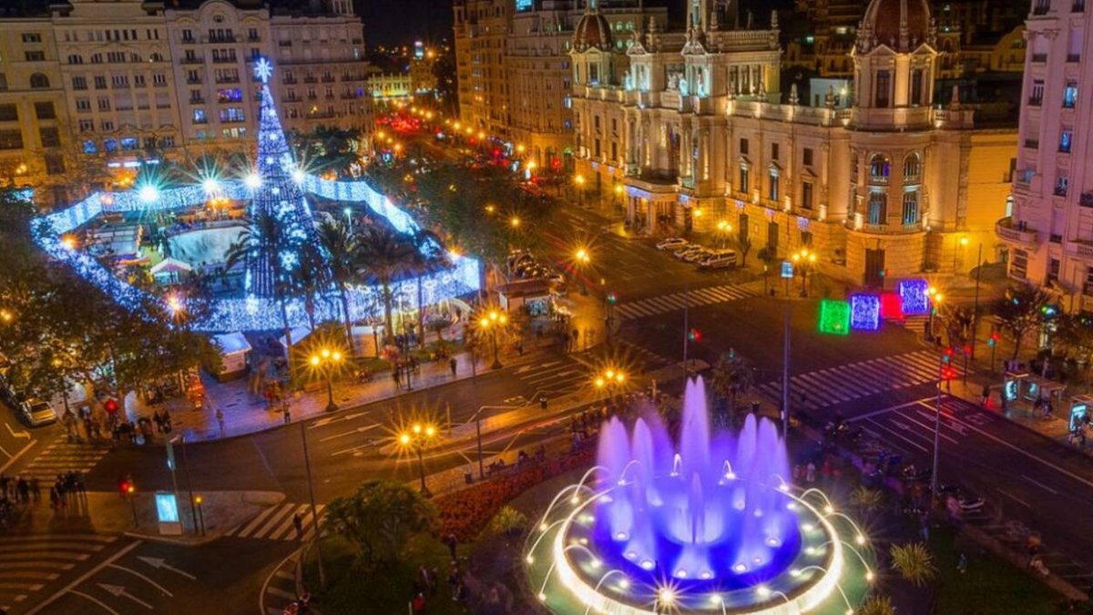 Imagen archivo plaza del Ayuntamiento durante la Navidad.