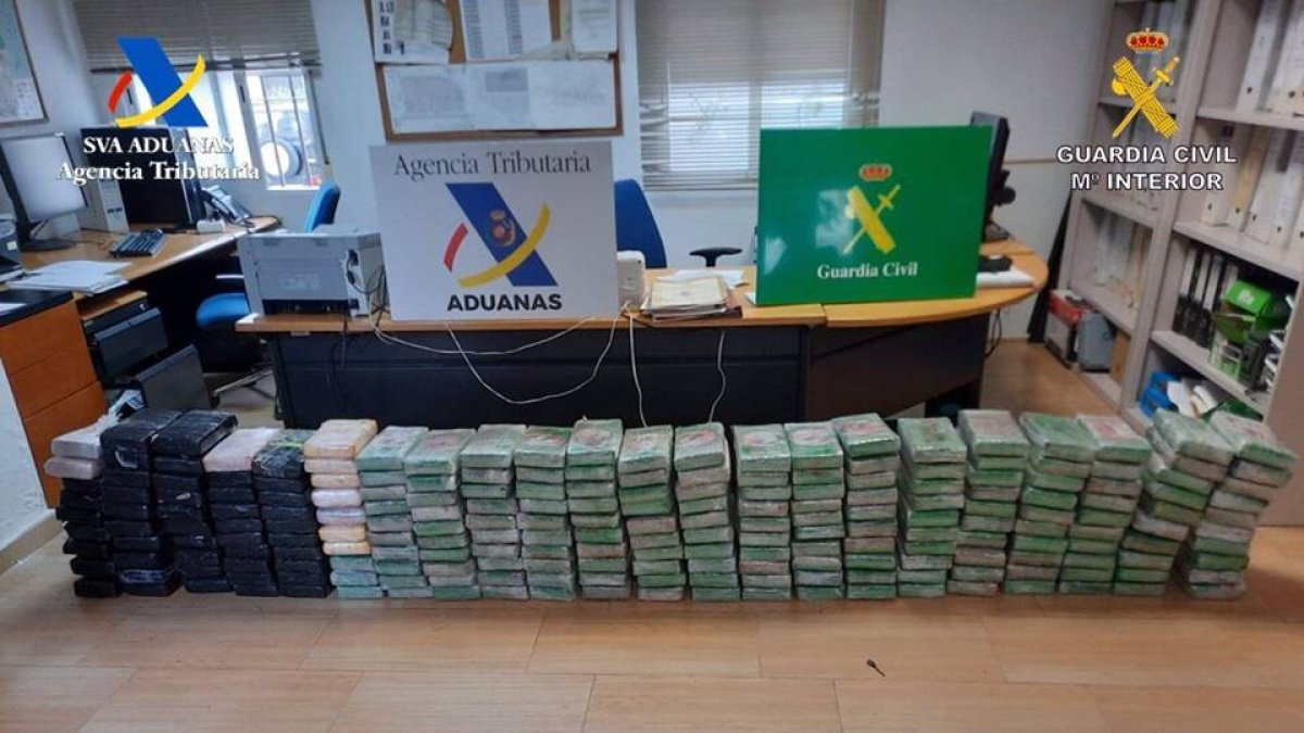 Droga intervenida por Guardia Civil y agentes de la Agencia Tributaria - OPC