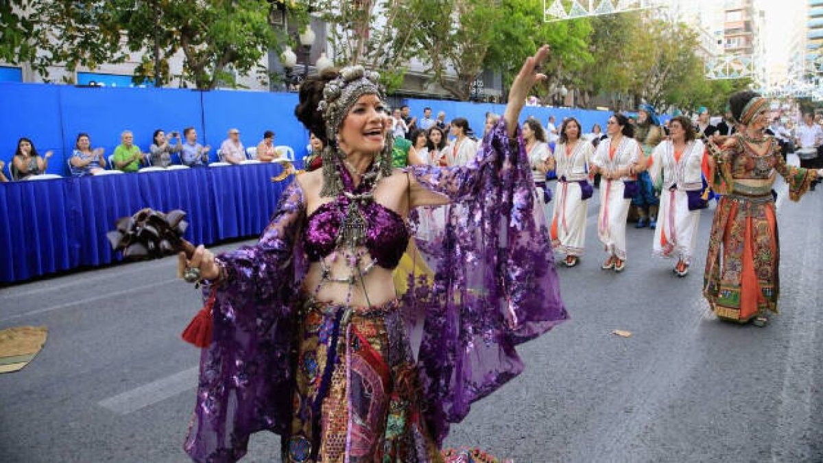 El Desfile Folclórico aporta el componente integrador de las Hogueras