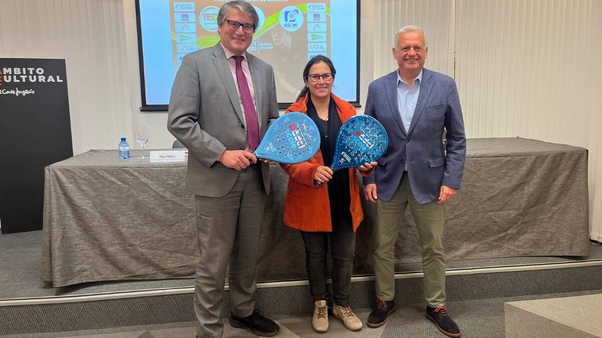 En la fotografía, el presidente de la Federación de Pádel de la Comunidad Valenciana, Alfonso Monferrer, y Ana Lucía Pérez Gómez de la junta directiva de FEDDI, junto a Pau Pérez Rico, director regional de Comunicación y Relaciones Institucionales de El Corte Inglés.