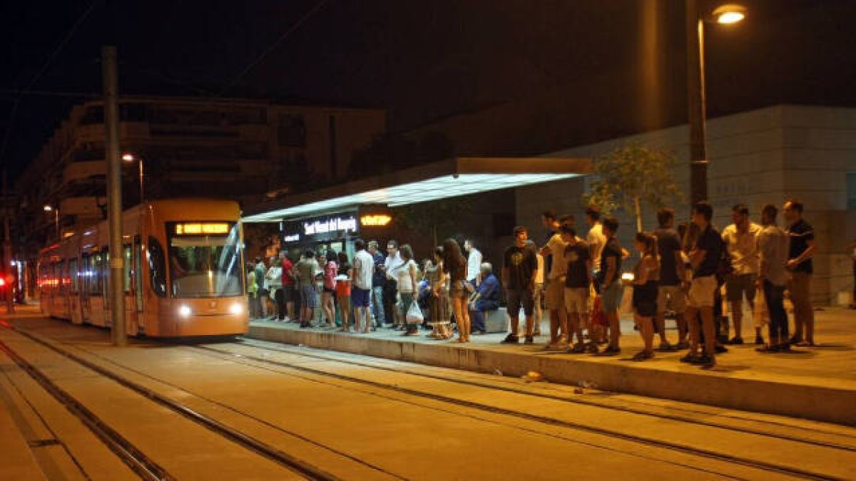 El TRAM amplía horarios para cubrir los espectáculos pirotécnicos nocturnos