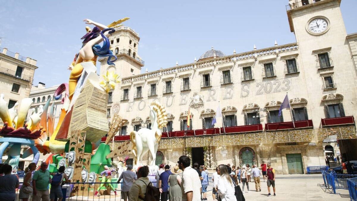 La Hoguera Oficial en la Plaza del Ayuntamiento. Imagen de archivo