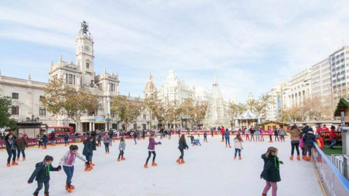 Pista de hielo en la Plaza del Ayuntamiento de Valencia