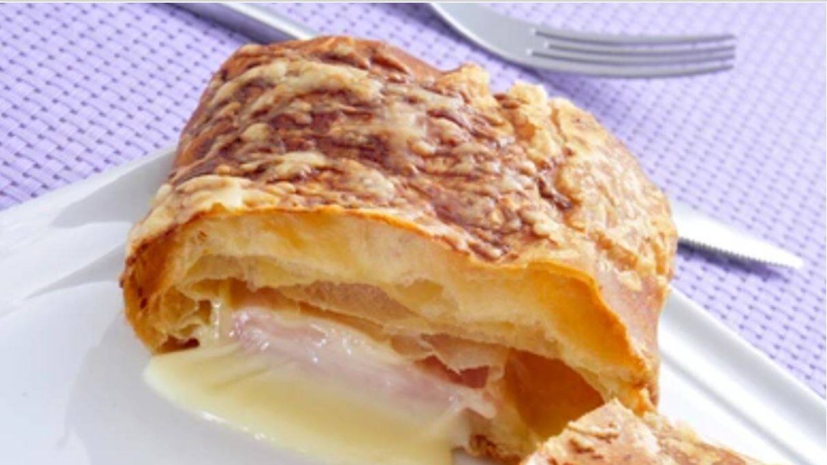 Hojaldre relleno de jamón y queso