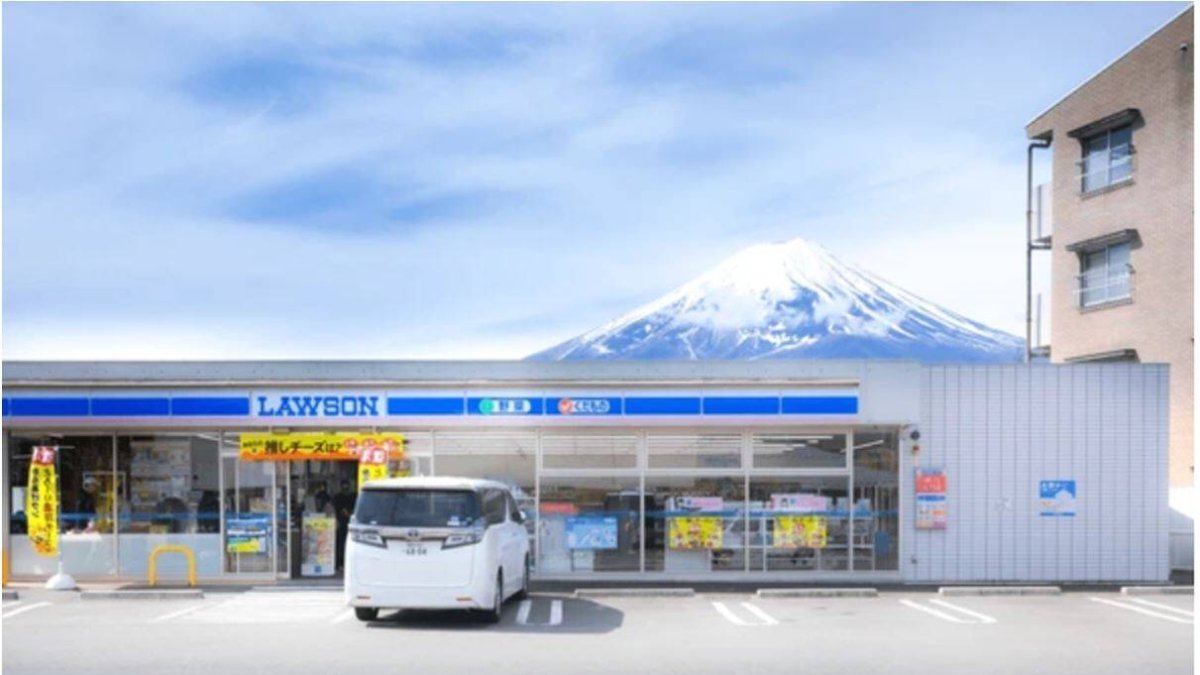 Vista del Monte Fuji desde la tienda Lawson en Fujikawaguchiko