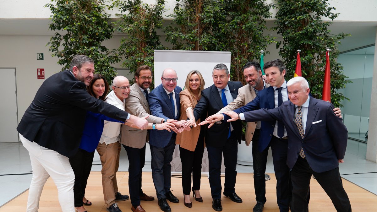 La alcaldesa de Granada, el consejero de la Presidencia y el rector de la Universidad de Granada, en la presentación del Centro de IA.