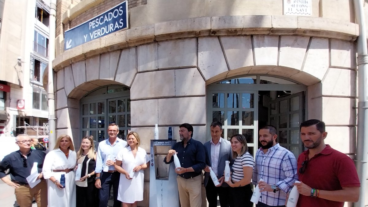 El alcalde, concejales y responsables de Aguas de Alicante en el surtidor instalado.