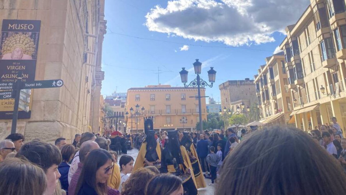 Cielo despejado y temperaturas frescas para la procesión general de cofradías