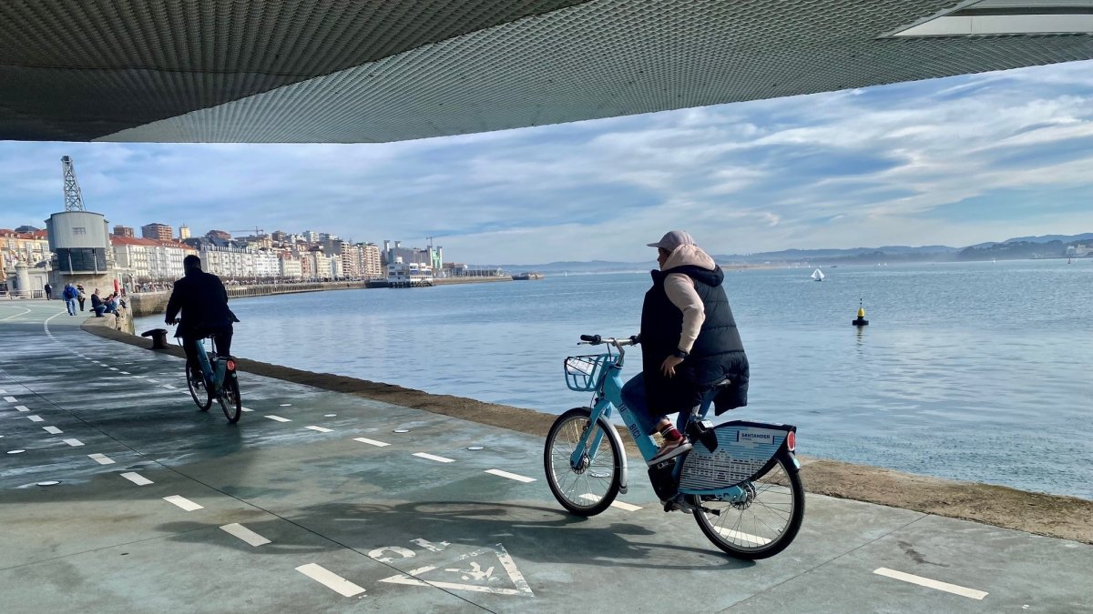 Usuarios transitando en bicicletas eléctricas por Santander.