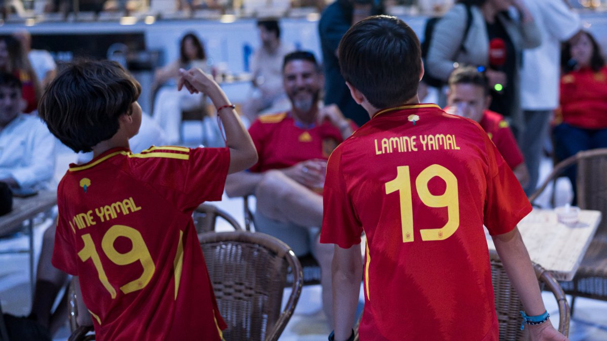 Aficionados españoles apoyando a la selección.