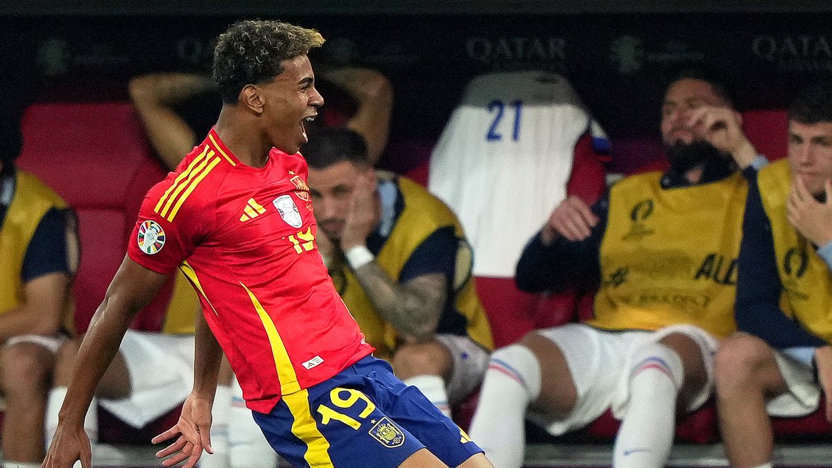 Lamine Yamal celebra el 1-1 ante Francia. Luego marcó Olmo