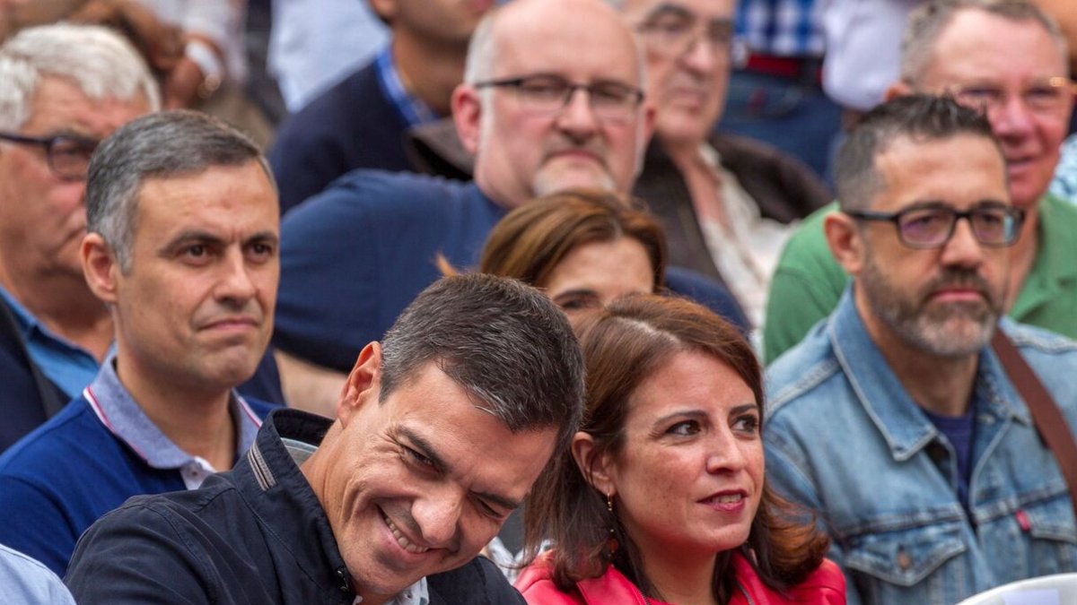 Adiana Lastra junto a Pedro Sánchez