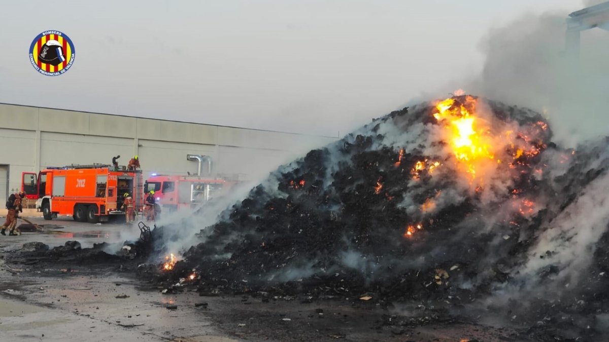 Bomberos sofocan el incendio en la planta de clasificación